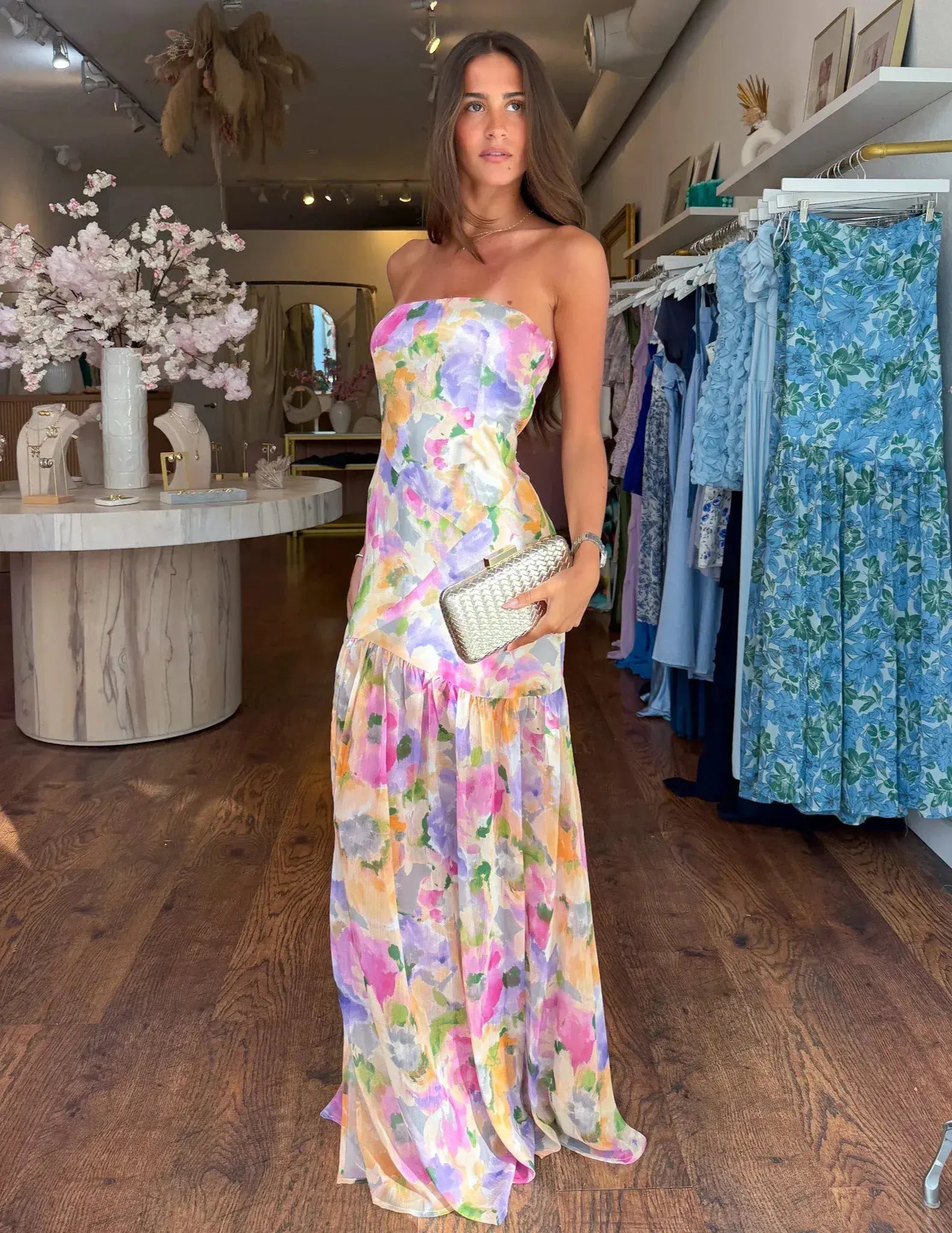 Elina maxi kjole med flæsedetaljer og bandeau‑top