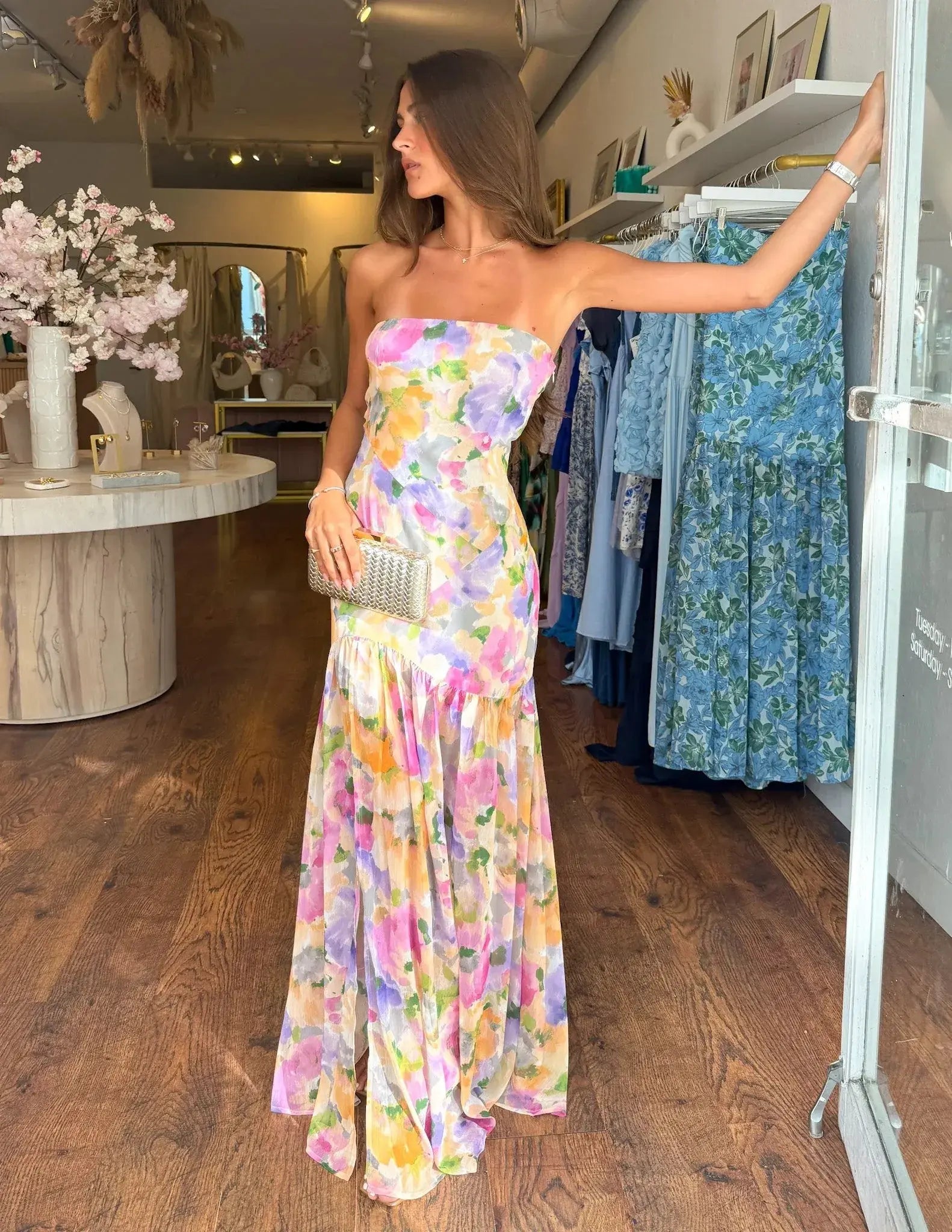 Elina maxi kjole med flæsedetaljer og bandeau‑top