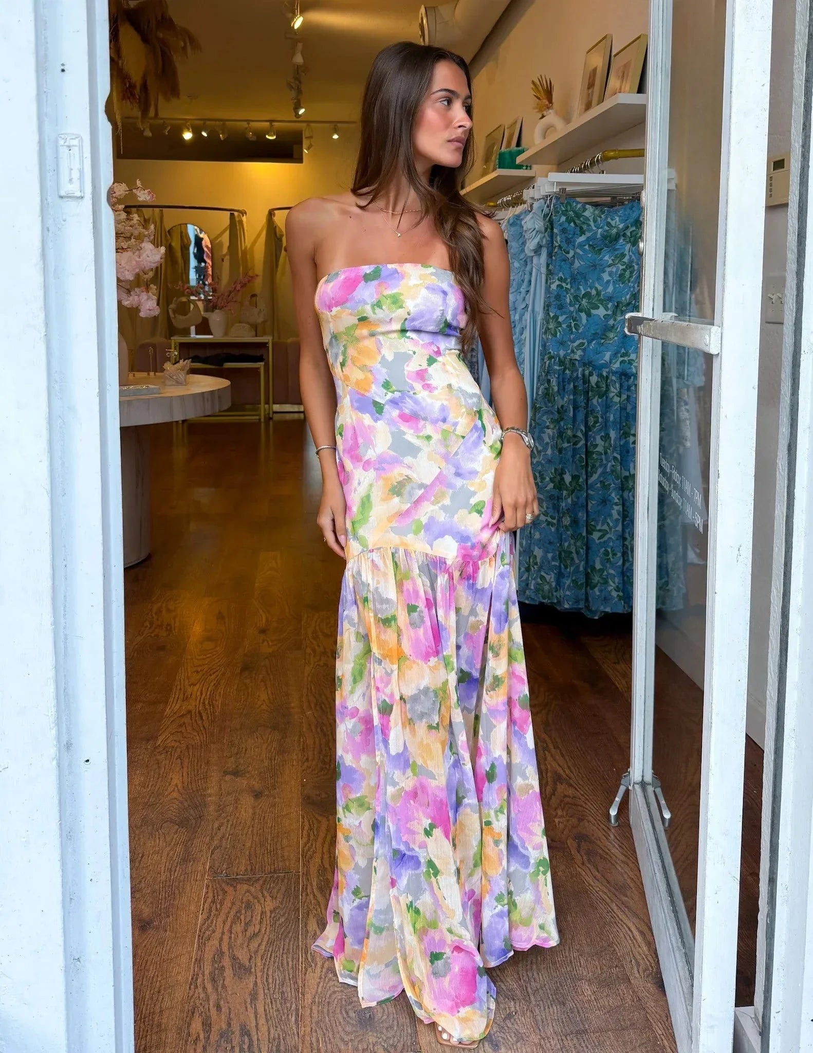 Elina maxi kjole med flæsedetaljer og bandeau‑top
