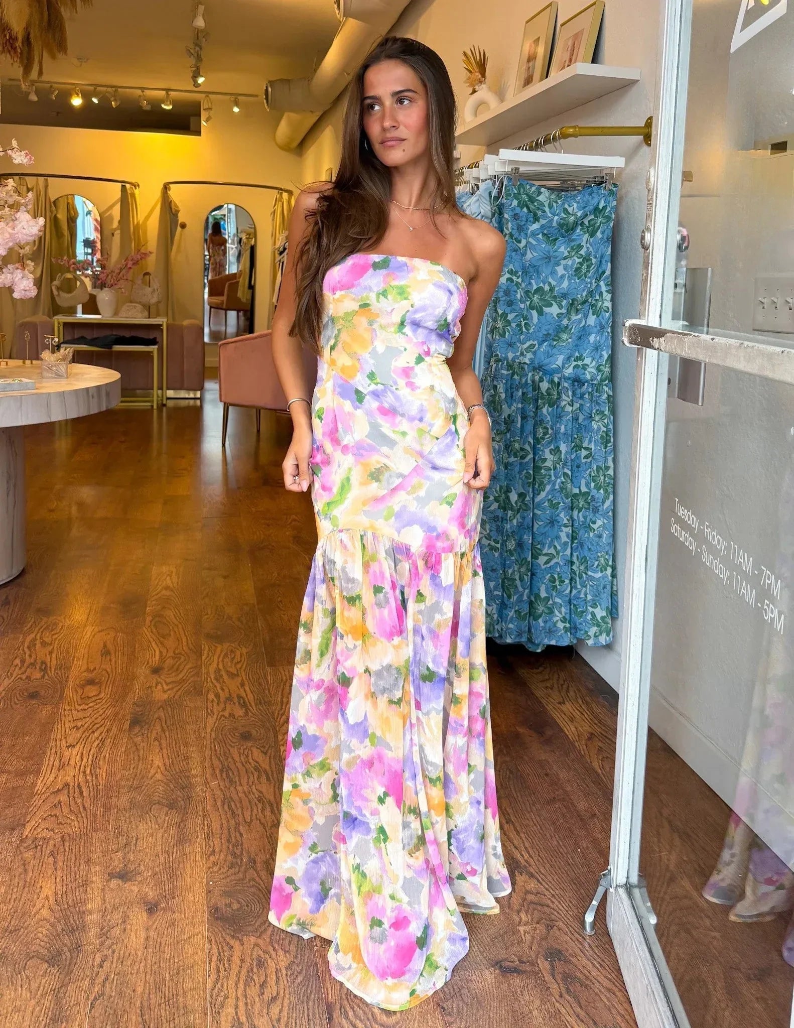 Elina maxi kjole med flæsedetaljer og bandeau‑top